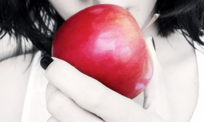 kobieta z zespołem jelita drażliwego jedząca jabłko