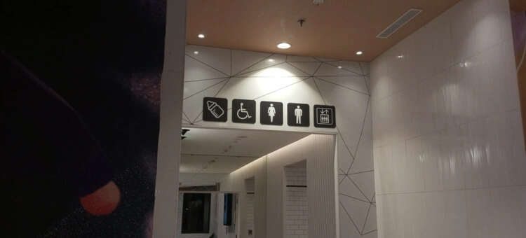 Oznaczenie pokoju dla mam karmiących piersią w galerii handlowej