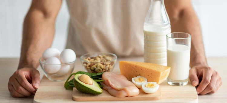 Produkty bogate w białko, takie jak jajka, nabiał, mięso i orzechy, polecane w diecie matki karmiącej piersią