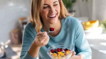 Kobieta jedząca zdrowy posiłek, element zbilansowanej diety matki karmiącej piersią