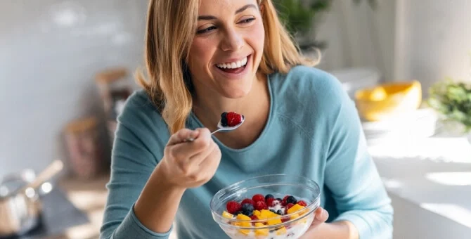 Kobieta jedząca zdrowy posiłek, element zbilansowanej diety matki karmiącej piersią