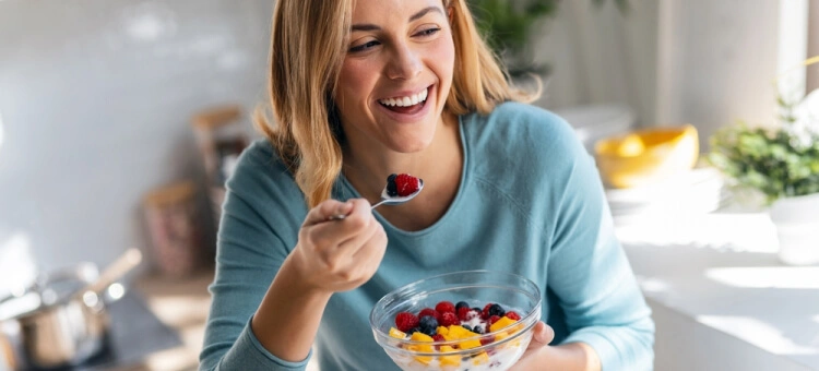 Kobieta jedząca zdrowy posiłek, element zbilansowanej diety matki karmiącej piersią