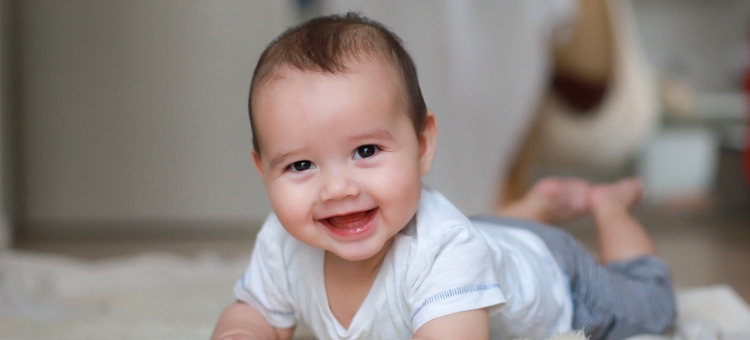uśmiechnięty 6-miesięczny chłopczyk