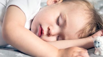 Ile powinny spać niemowlęta i dzieci do 5. roku życia
