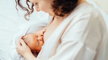Karmienie piersią noworodka w pierwszych dniach życia, bliskość mamy i dziecka