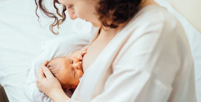 Karmienie piersią noworodka w pierwszych dniach życia, bliskość mamy i dziecka
