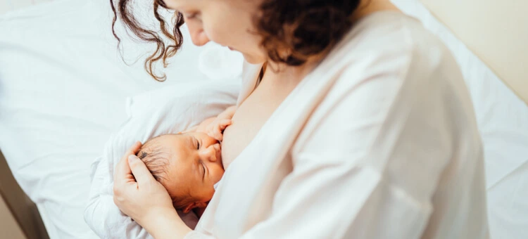Karmienie piersią noworodka w pierwszych dniach życia, bliskość mamy i dziecka
