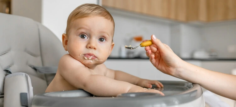 Niemowlę podczas pierwszych prób karmienia, etap przejściowy po karmieniu piersią