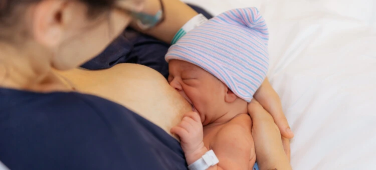 Pierwsze karmienie piersią noworodka tuż po porodzie w szpitalu