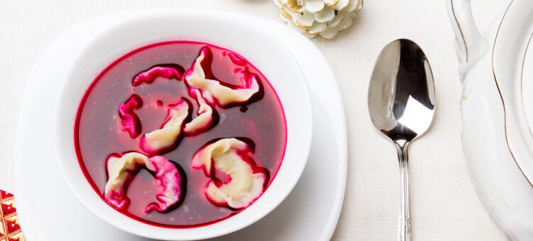 Barszcz czerwony, pierogi z kapustą i grzybami – co może jeść ciężarna przy wigilijnym stole? Barszcz czerwony to bezpieczna potrawa wigilijna dla kobiet w ciąży