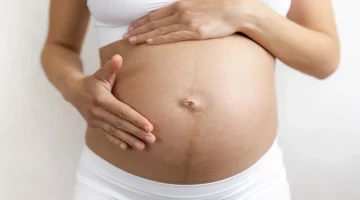 Ciemna linia linea negra na brzuchu kobiety w ciąży