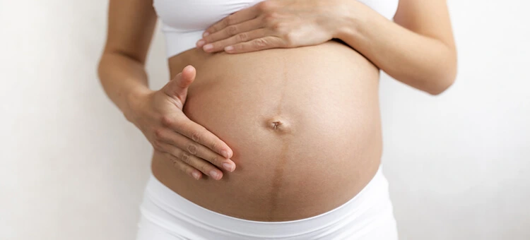 Ciemna linia linea negra na brzuchu kobiety w ciąży