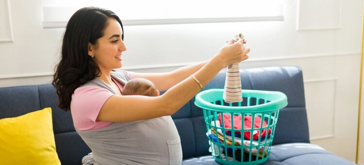 Mama mająca wolne ręce dzięki dziecku w chuście