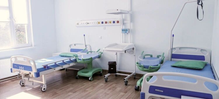 Sala porodowa w szpitalu z łóżkami porodowymi i wyposażeniem medycznym