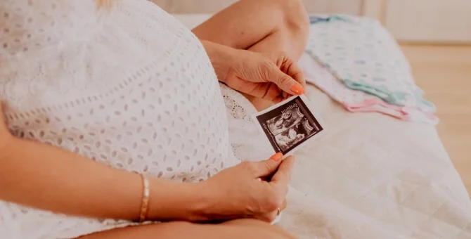 Mama w ciąży bliźniaczej