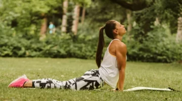 Kobieta ćwicząca jogę hormonalną na macie w parku