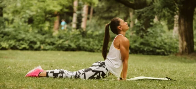 Kobieta ćwicząca jogę hormonalną na macie w parku