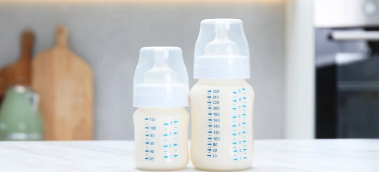Butelki do karmienia niemowlaka i noworodka z widoczną skalą pojemności