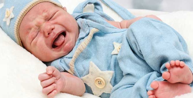 niemowlę płacze przez sen