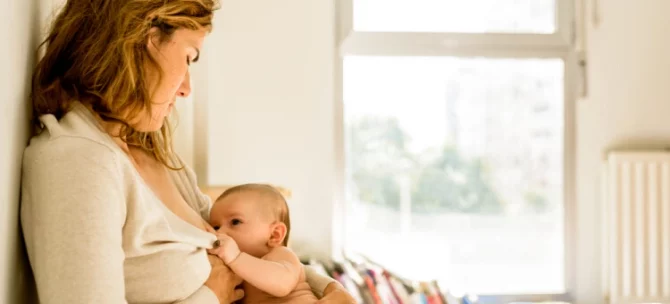 Matka karmiąca noworodka piersią – naturalne colostrum wspierające odporność dziecka