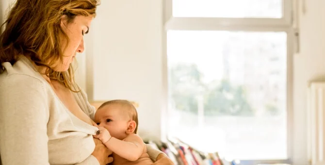 Matka karmiąca noworodka piersią – naturalne colostrum wspierające odporność dziecka