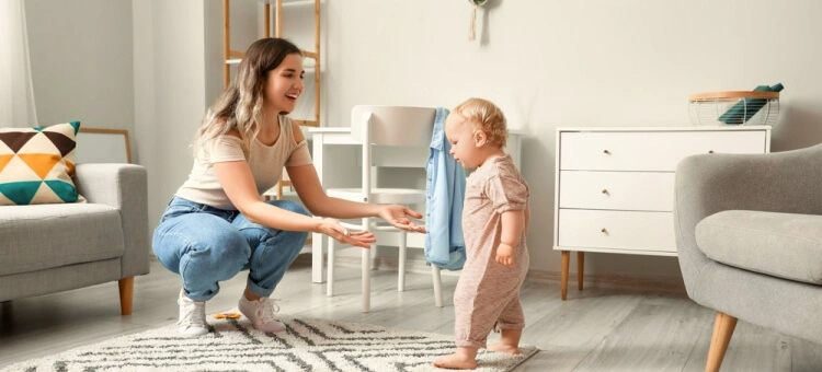 Niemowlę uczące się chodzić z mamą