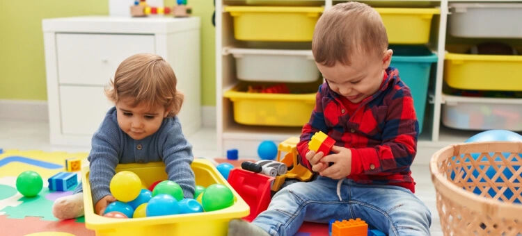Dzieci bawiące się kulkami w żłobku
