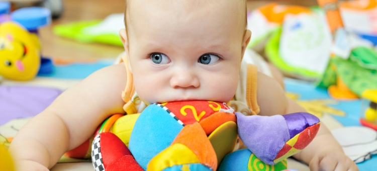 portret bawiącego się niemowlęcia 
