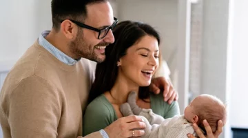 Rodzice adopcyjni trzymający niemowlę na rękach