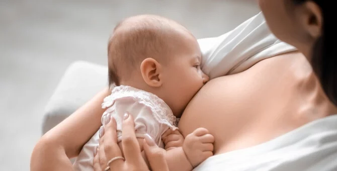 Korzyści i zalety karmienia piersią przez mamę