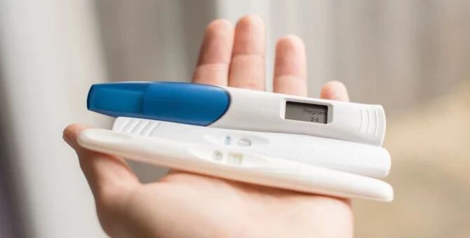 Trzy rodzaje testów ciążowych na dłoni