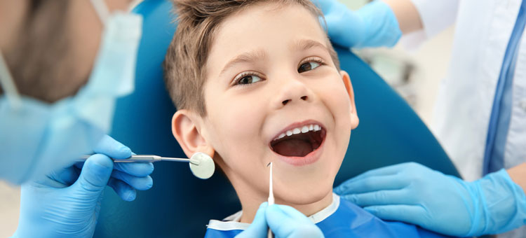 Pierwsza wizyta z dzieckiem u dentysty