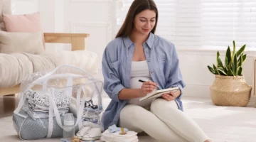 Mama spisująca listę rzeczy do spakowania na porodówkę