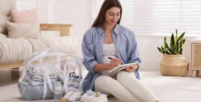 Mama spisująca listę rzeczy do spakowania na porodówkę