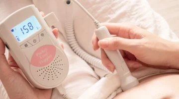 Mama sprawdzająca tętno płodu dzięki detektorowi
