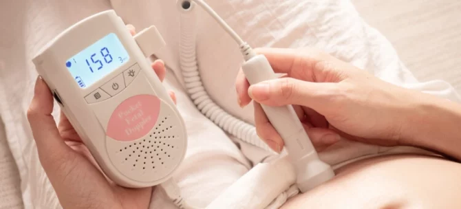 Mama sprawdzająca tętno płodu dzięki detektorowi