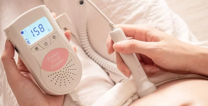 Mama sprawdzająca tętno płodu dzięki detektorowi