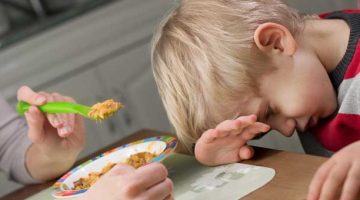 zmuszanie dziecka do jedzenia