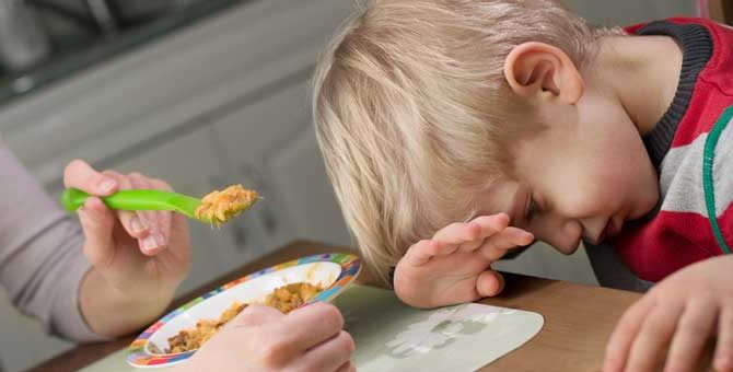 zmuszanie dziecka do jedzenia