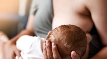 Mama karmiąca piersią, która chce wspomóc laktację