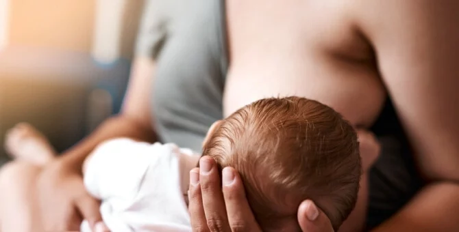Mama karmiąca piersią, która chce wspomóc laktację