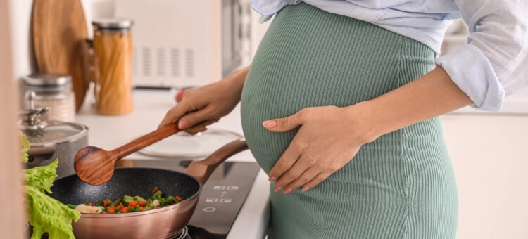 Przyszła mama gotująca obiad odpowiedni podczas cukrzycy ciążowej