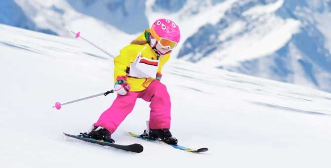 dziecko na nartach