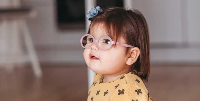 dziecko w okularach