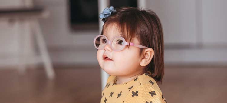 dziecko w okularach