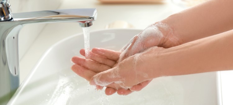 Mycie dłoni mydłem i wodą w umywalce