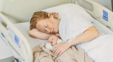 Mama odpoczywająca z noworodkiem po porodzie w szpitalu – regeneracja organizmu w połogu