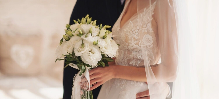 Zrozumieć rodziców Para młoda podczas romantycznej sesji ślubnej – eleganckie wesele bez dzieci