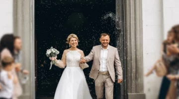 Nowożeńcy wychodzący z kościoła obsypywani konfetti – przyjęcie weselne tylko dla dorosłych
