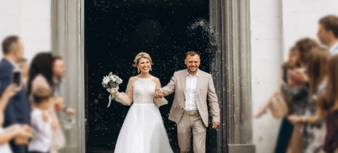 Nowożeńcy wychodzący z kościoła obsypywani konfetti – przyjęcie weselne tylko dla dorosłych